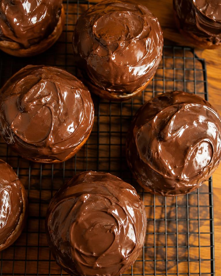Panetones com cobertura de chocolate